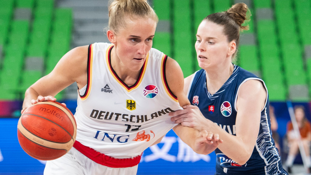 Führte Deutschland ins Viertelfinale: Leonie Fiebich (l). - Foto: Martin Baumann/TASR/dpa