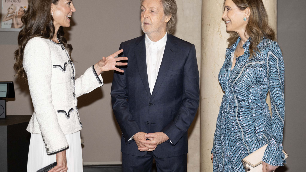 Prinzessin Kate (l) im Gespräch mit Sir Paul McCartney und seiner Frau Nancy Shevell. - Foto: Paul Grover/The Telegraph/PA Wire/dpa