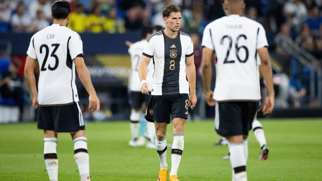 Enttäuschung beim DFB-Team: Emre Can (l-r), Leon Goretzka und Malick Thiaw. - Bild: Rolf Vennenbernd/dpa