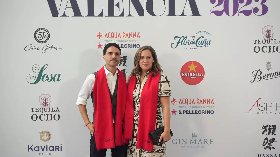 Virgilio Martinez und Pia Leon, Chefkoch - und köchin des Restaurants Central aus Lima, während der Preisverleihung im spanischen Valencia. - Bild: Jorge Gil/EUROPA PRESS/dpa