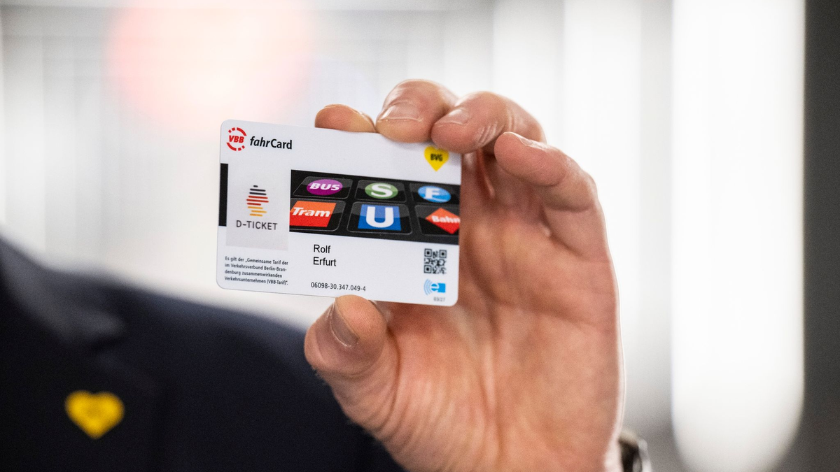 Seit Mai erhältlich: Mit dem Deutschlandticket können Fahrgäste für 49 Euro pro Monat quer durchs Land fahren. - Foto: Hannes P. Albert/dpa