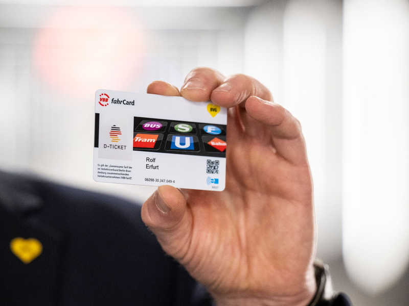 Seit Mai erhältlich: Mit dem Deutschlandticket können Fahrgäste für 49 Euro pro Monat quer durchs Land fahren. - Foto: Hannes P. Albert/dpa