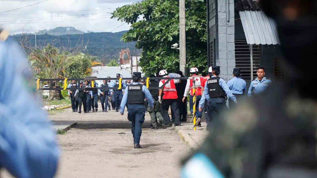 Ein Krankenwagen steht am Eingang des Frauengefängnisses in Tamara am Stadtrand von Tegucigalpa. - Bild: Elmer Martinez/AP/dpa