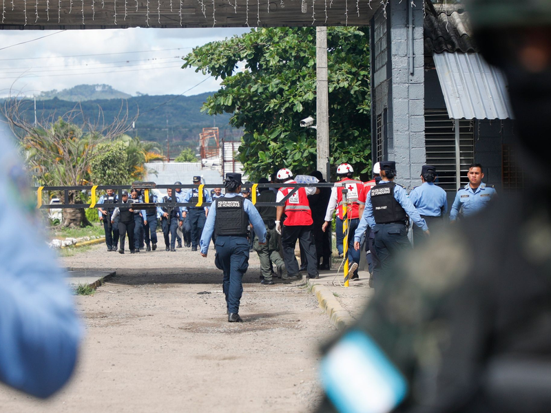 Ein Krankenwagen steht am Eingang des Frauengefängnisses in Tamara am Stadtrand von Tegucigalpa. - Foto: Elmer Martinez/AP/dpa
