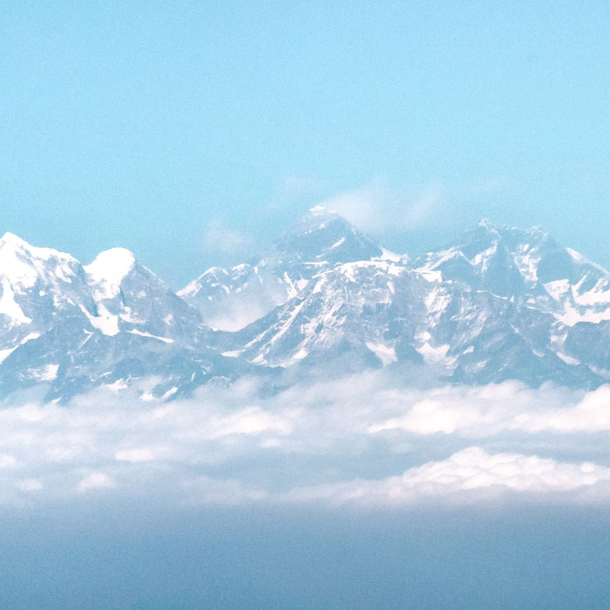 Blick auf das Himalaya-Gebirge und den Mount Everest. - Foto: Sina Schuldt/dpa