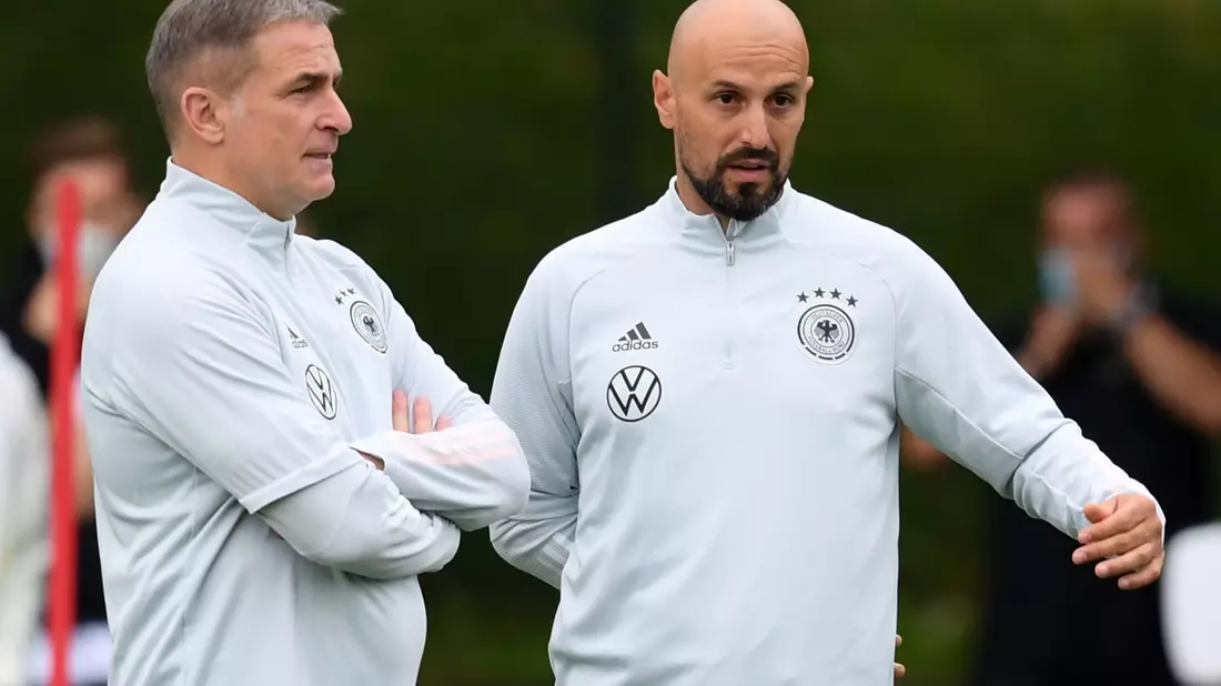 Der damalige Cheftrainer des Fußball-Olympiateams Stefan Kuntz (l) und sein damaliger Assistent Antonio Di Salvo. - Bild: Arne Dedert/dpa
