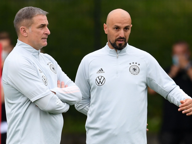 Der damalige Cheftrainer des Fußball-Olympiateams Stefan Kuntz (l) und sein damaliger Assistent Antonio Di Salvo. - Foto: Arne Dedert/dpa