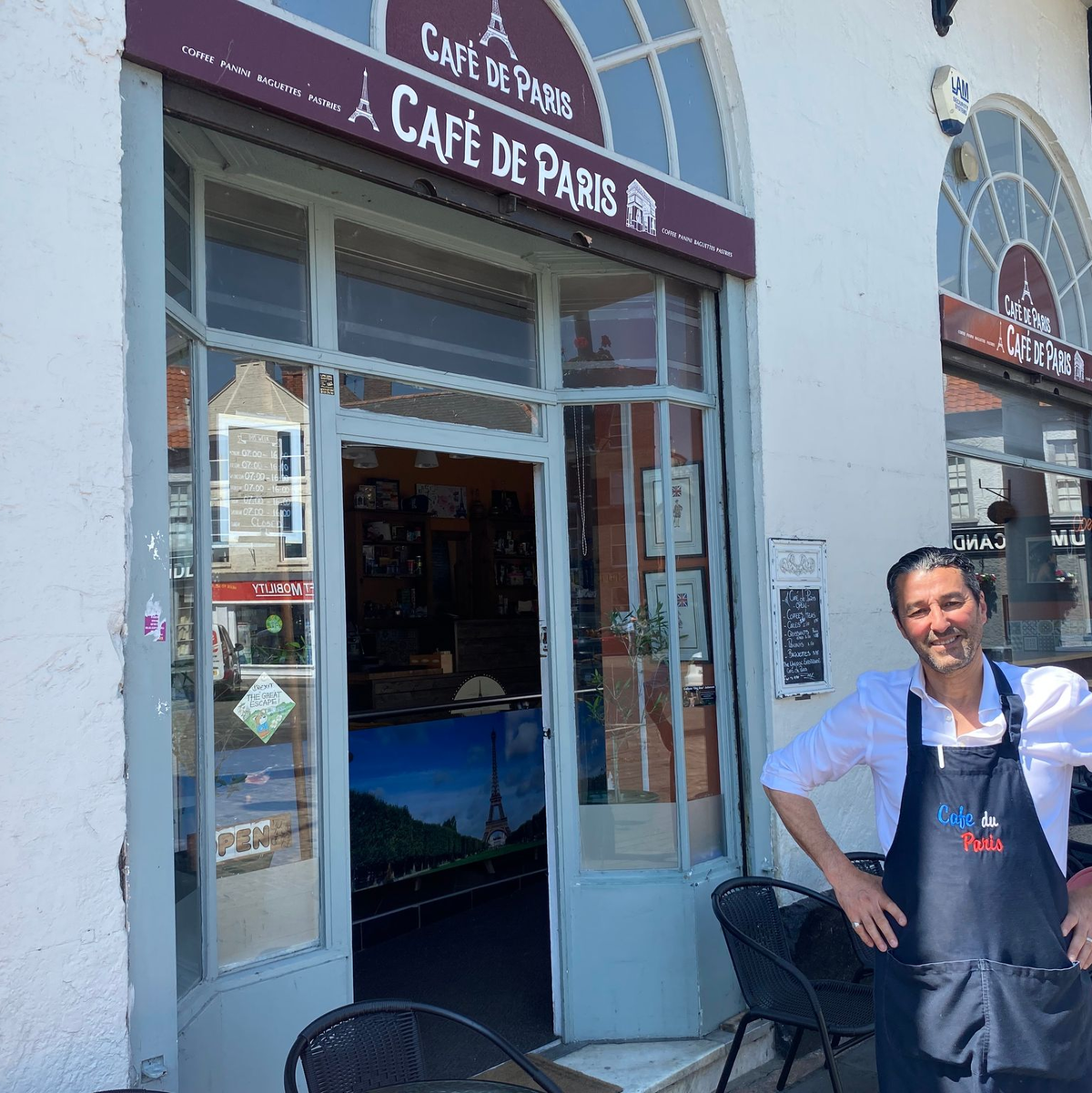 Ex-Bürgermeister Anton Dani steht vor seinem Café und hält den Brexit noch immer für eine gute Idee. - Foto: Benedikt von Imhoff/dpa