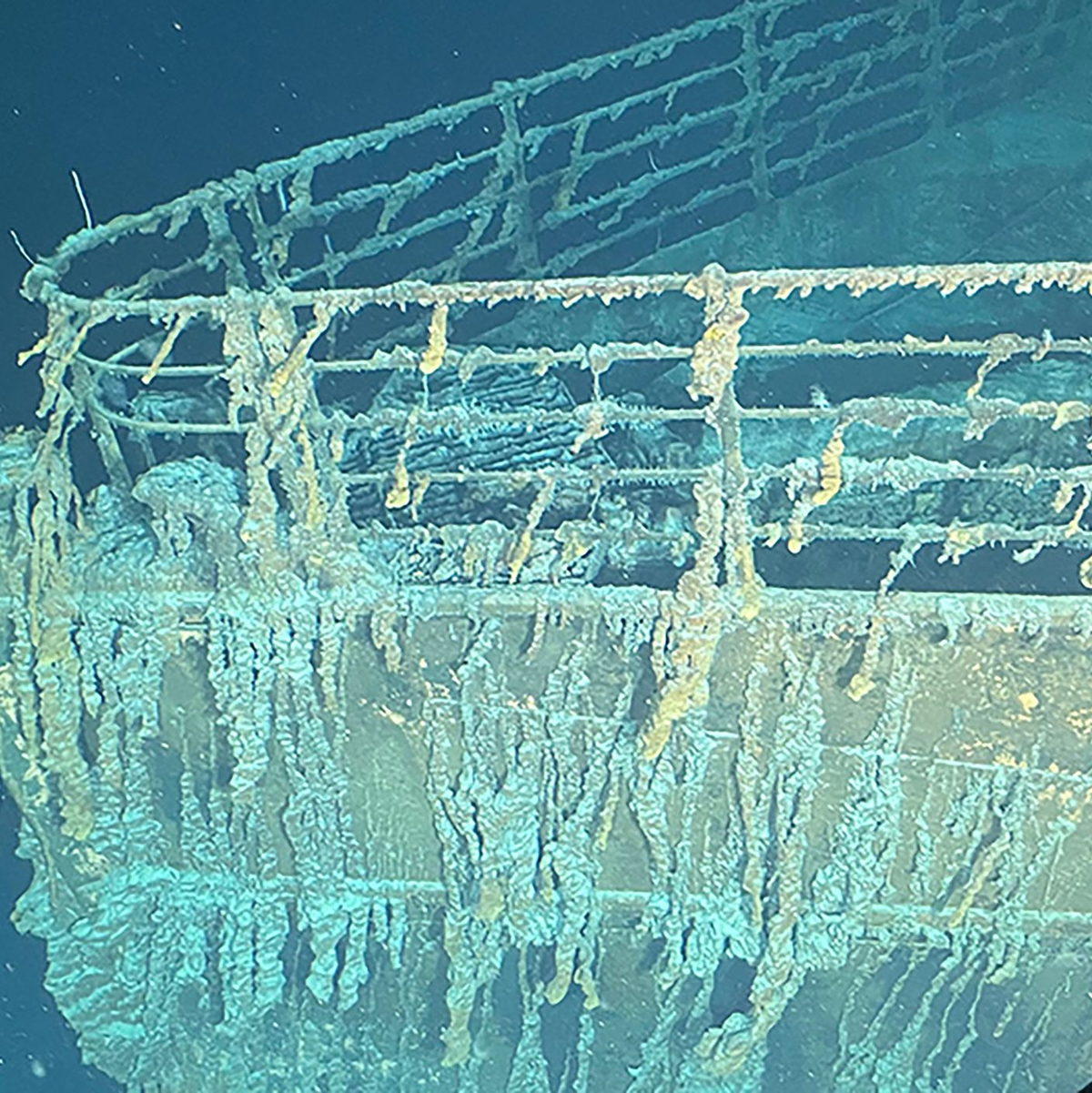Dieses undatierte Foto zeigt den Bug der «Titanic». Im Nordatlantik suchen Rettungskräfte fieberhaft nach dem Tauchboot «Titan», das mit fünf Insassen auf dem Weg zum Wrack der «Titanic» war. - Foto: Oceangate Expeditions/PA Media/dpa