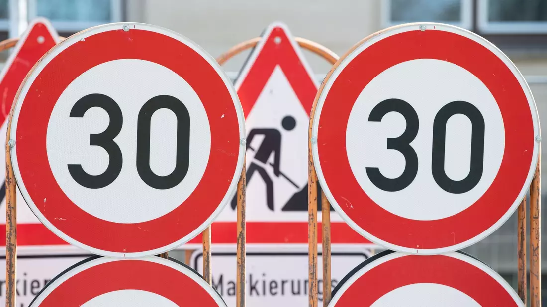 Laut Bundesverkehrsminister Wissing soll das Straßenverkehrsgesetz modernisiert und erweitert werden. Ein flächendeckendes Tempo 30 in Städten werde es aber nicht geben. - Bild: Sebastian Kahnert/dpa-Zentralbild/dpa