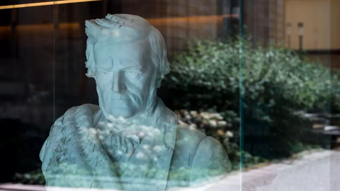 Im Richard Wagner Museum in Bayreuth steht eine Richard Wagner Büste. - Bild: Daniel Vogl/dpa