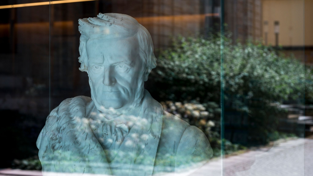 Im Richard Wagner Museum in Bayreuth steht eine Richard Wagner Büste. - Foto: Daniel Vogl/dpa
