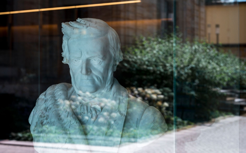Im Richard Wagner Museum in Bayreuth steht eine Richard Wagner Büste. - Foto: Daniel Vogl/dpa