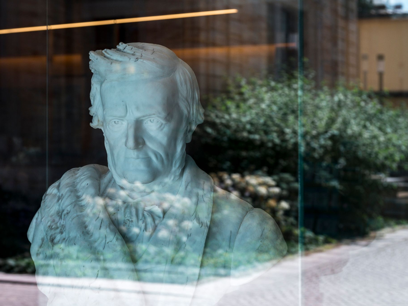 Im Richard Wagner Museum in Bayreuth steht eine Richard Wagner Büste. - Foto: Daniel Vogl/dpa