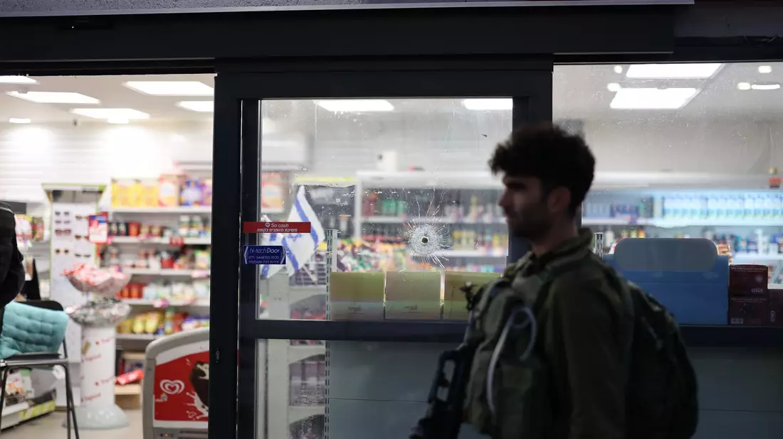 Ein israelischer Sicherheitsbeamter steht am Tatort eines Anschlags nahe einer israelischen Siedlung im Westjordanland. - Bild: Ilia Yefimovich/dpa
