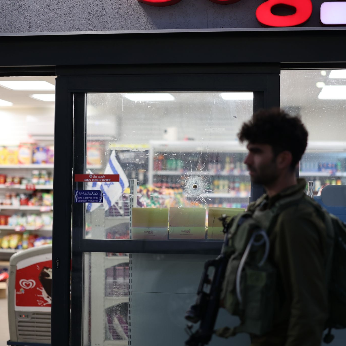 Ein israelischer Sicherheitsbeamter steht am Tatort eines Anschlags nahe einer israelischen Siedlung im Westjordanland. - Foto: Ilia Yefimovich/dpa