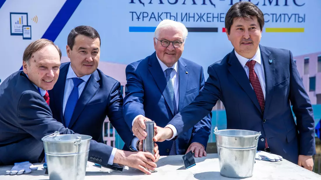Bundespräsident Frank-Walter Steinmeier besucht das Wasserstoffprojekt «Hyrasia One» in Kasachstan. - Bild: Jens Büttner/dpa
