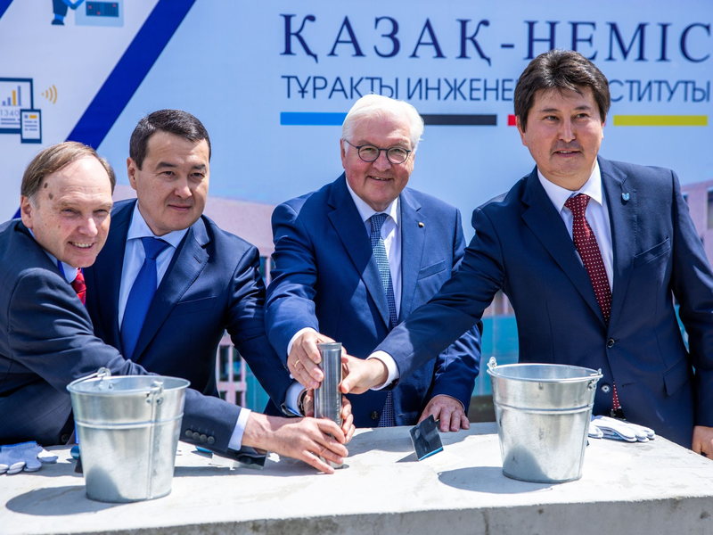 Bundespräsident Frank-Walter Steinmeier besucht das Wasserstoffprojekt «Hyrasia One» in Kasachstan. - Foto: Jens Büttner/dpa