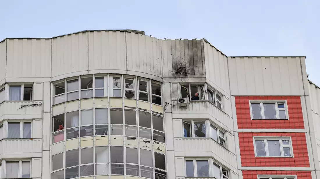 Schon in der Vergangenheit kam es zu Drohnen-Zwischenfällen, bei denen auch ein Wohnhaus in Moskau beschädigt wurde. - Bild: Alexander Zemlianichenko Jr/XinHua/dpa