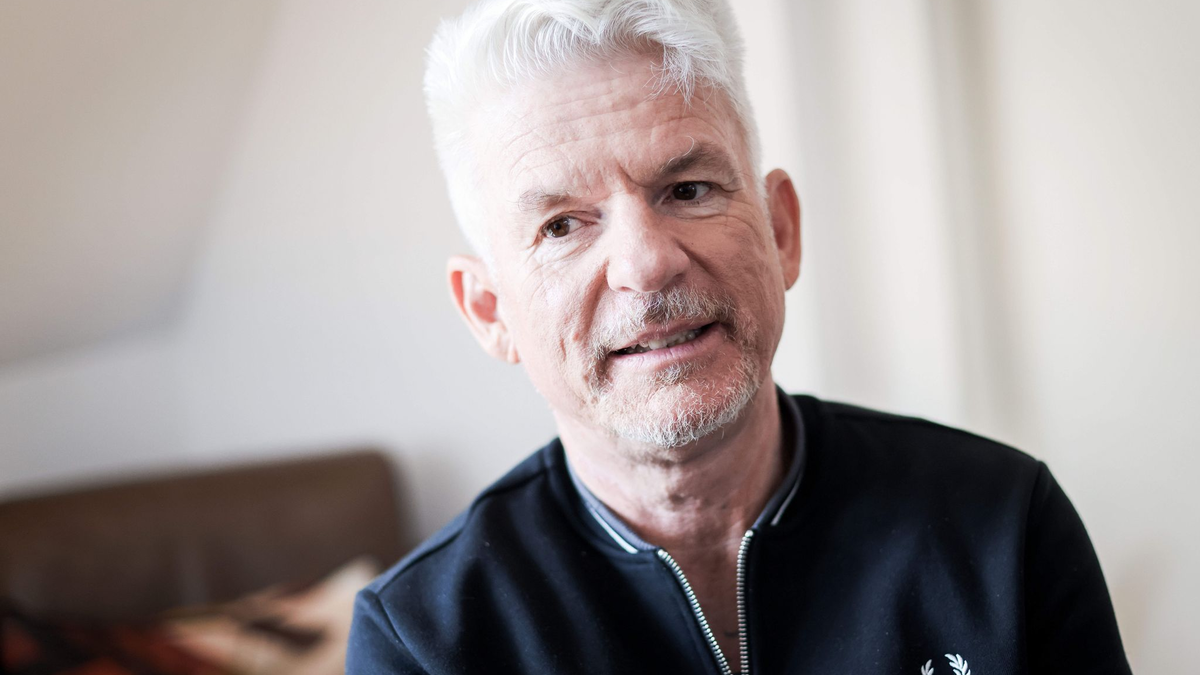Heinz Strunk, Schriftsteller, aufgenommen am Rande eines Interviews in seiner Wohnung. - Foto: Christian Charisius/dpa