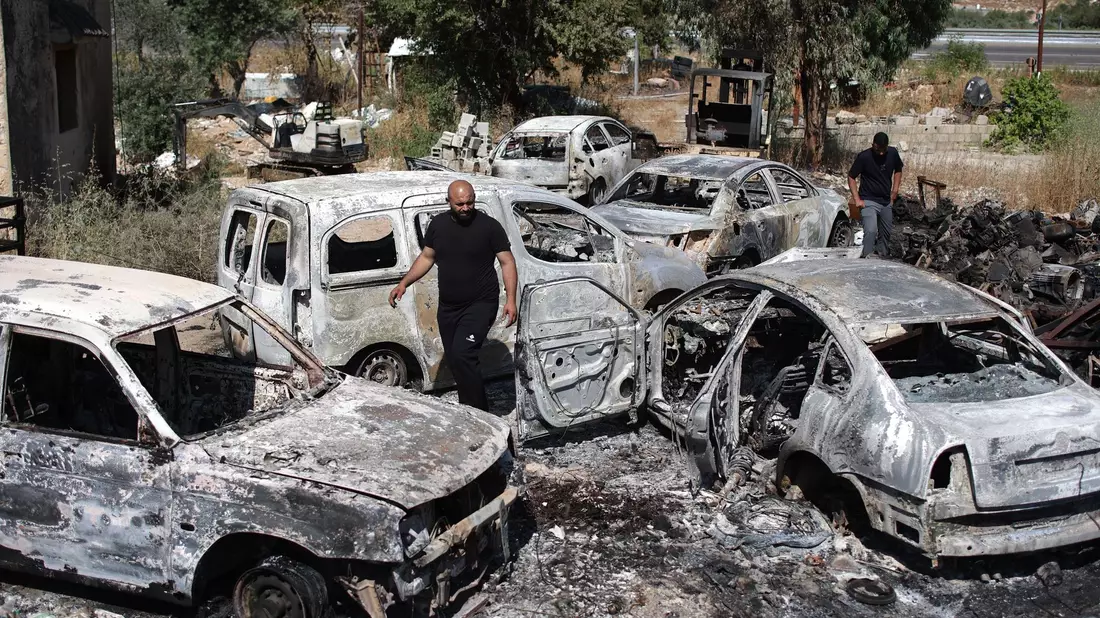 Zahlreiche Autos gingen bei den Ausschreitungen in Flammen auf. - Bild: Ilia yefimovich/dpa