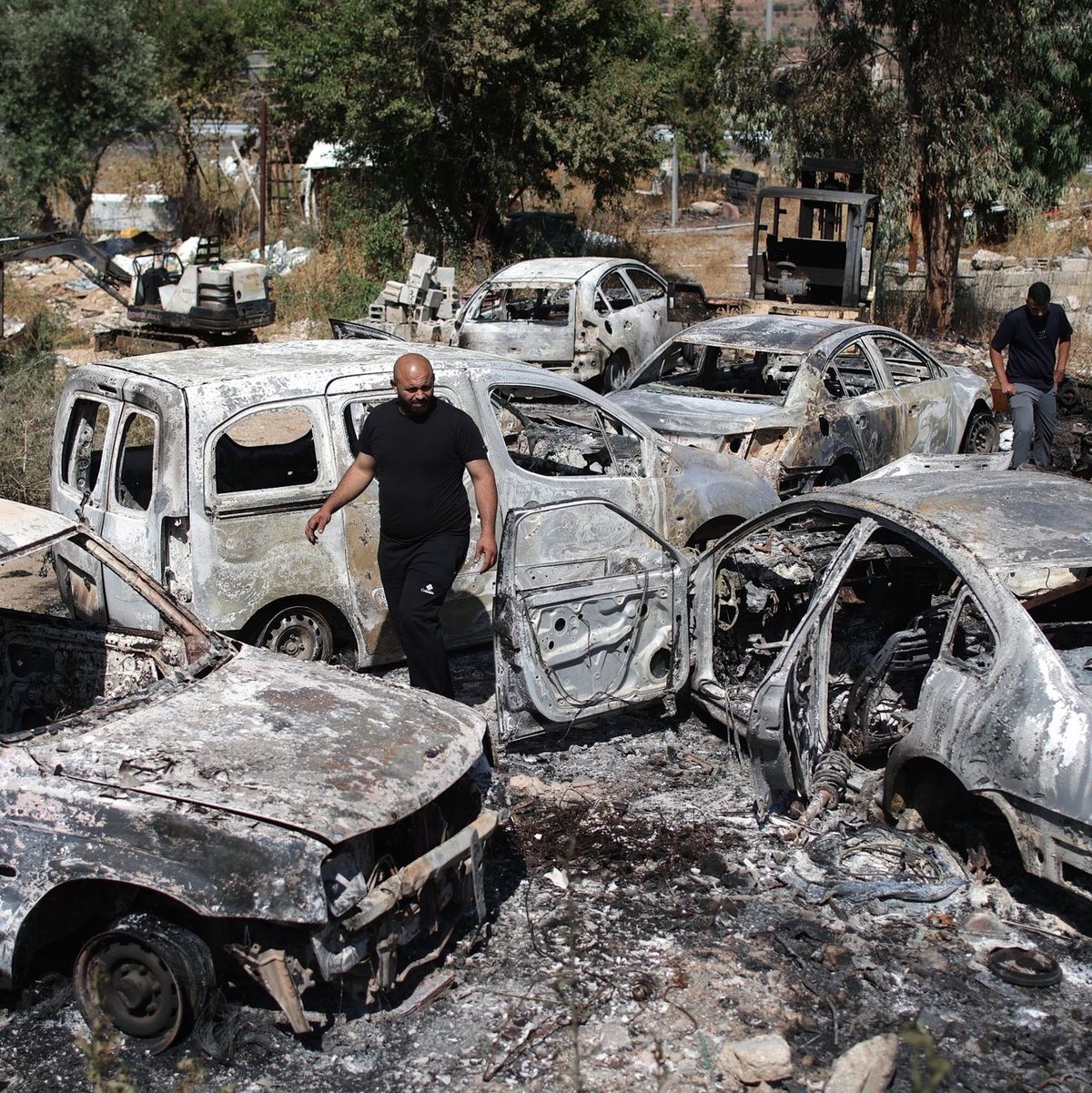 Zahlreiche Autos gingen bei den Ausschreitungen israelischer Siedler im Westjordanland in Flammen auf. - Foto: Ilia yefimovich/dpa