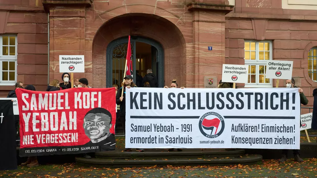 Der 27-jährige Asylbewerber Samuel Yeboah aus Ghana war 1991 infolge eines Brandanschlags gestorben. Nun soll es einen Landtags-Untersuchungsausschuss zu dem Fall geben (Archivbild). - Bild: Thomas Frey/dpa