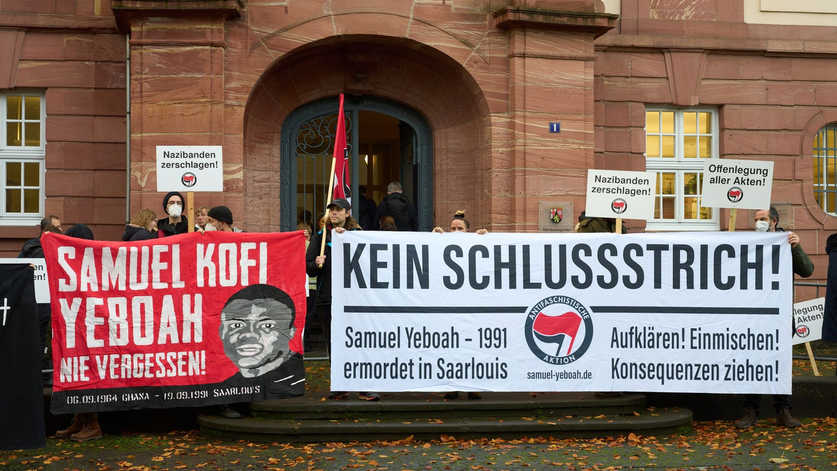 Der 27-jährige Asylbewerber Samuel Yeboah aus Ghana war 1991 infolge eines Brandanschlags gestorben. Nun soll es einen Landtags-Untersuchungsausschuss zu dem Fall geben (Archivbild). - Foto: Thomas Frey/dpa