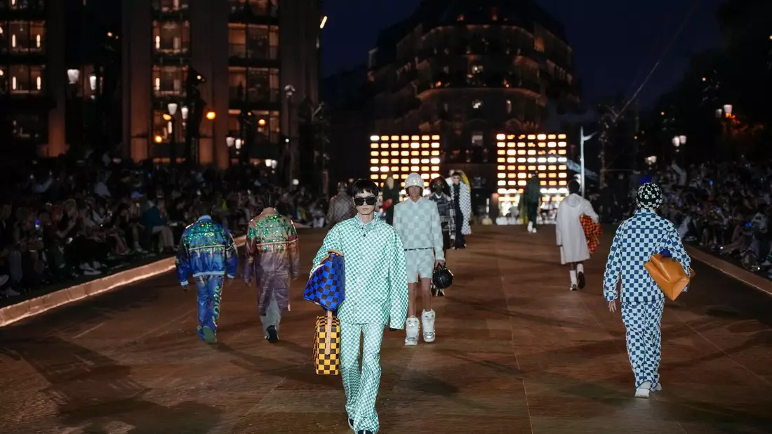 Models präsentieren die erste Louis Vuitton Herrenkollektion für die Saison Frühjahr/Sommer 2024, die von dem US-Musiker Williams kreiert wurde. - Bild: Christophe Ena/AP