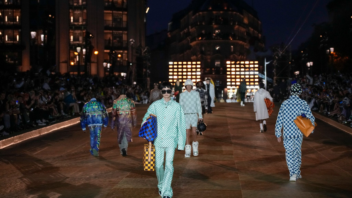 Models präsentieren die erste Louis Vuitton Herrenkollektion für die Saison Frühjahr/Sommer 2024, die von dem US-Musiker Williams kreiert wurde. - Foto: Christophe Ena/AP