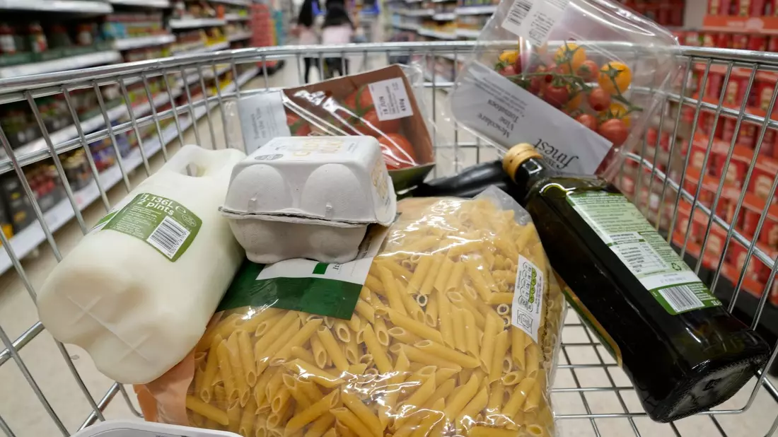 In Großbritannien geht die Inflation anders als erwartet nicht zurück. - Bild: Alastair Grant/AP/dpa
