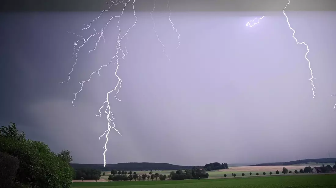 Ein Blitz zuckt bei einem Sommergewitter am Himmel über dem Ostalbkreis in Baden-Württemberg. - Bild: Marius Bulling/dpa