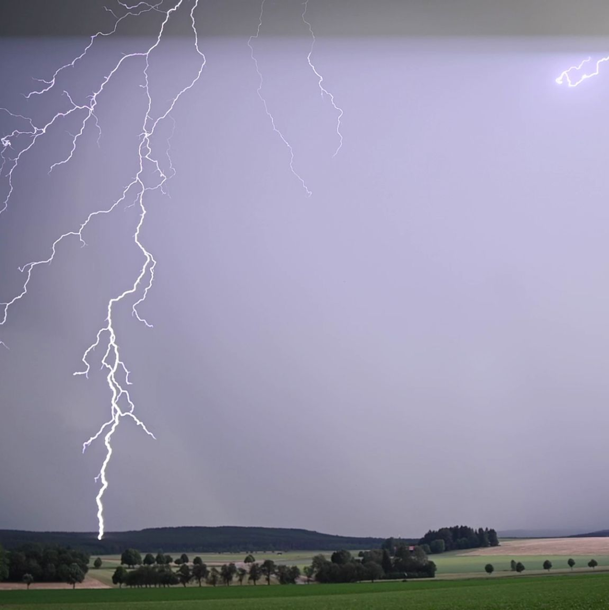Ein Blitz zuckt bei einem Sommergewitter am Himmel über dem Ostalbkreis in Baden-Württemberg. - Foto: Marius Bulling/dpa