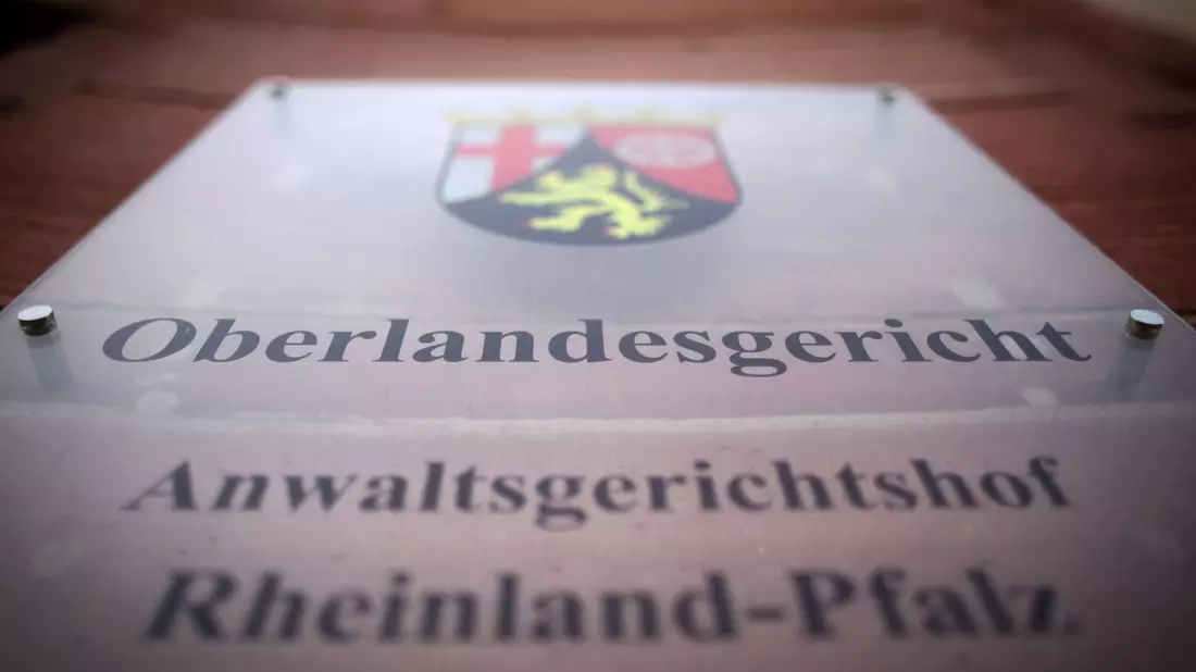Im Oberlandesgericht in Koblenz wurde eine 37-jährige Frau zu einer Haftstrafe verurteilt. - Bild: Fredrik von Erichsen/dpa