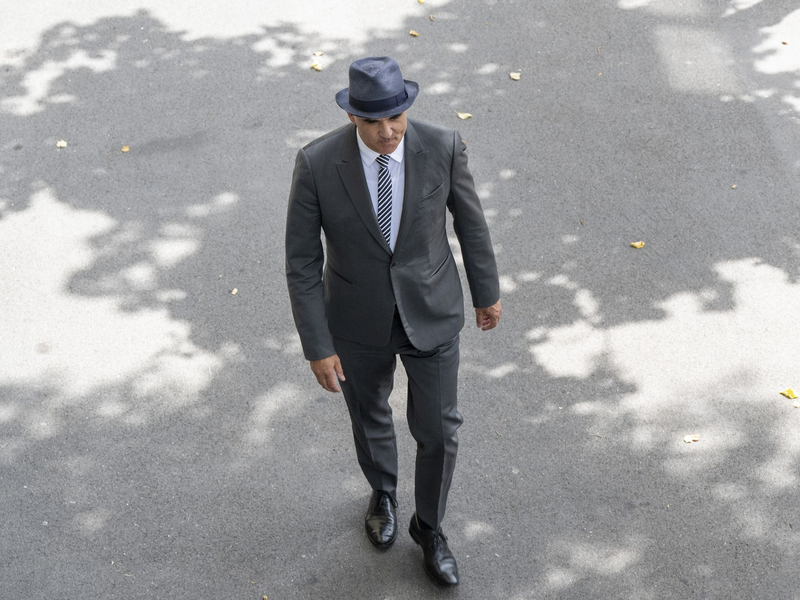 Bundespräsident Alain Berset auf dem Weg zur Konferenz, bei der er seinen Rücktritt erklärt. - Foto: Marcel Bieri/KEYSTONE/dpa