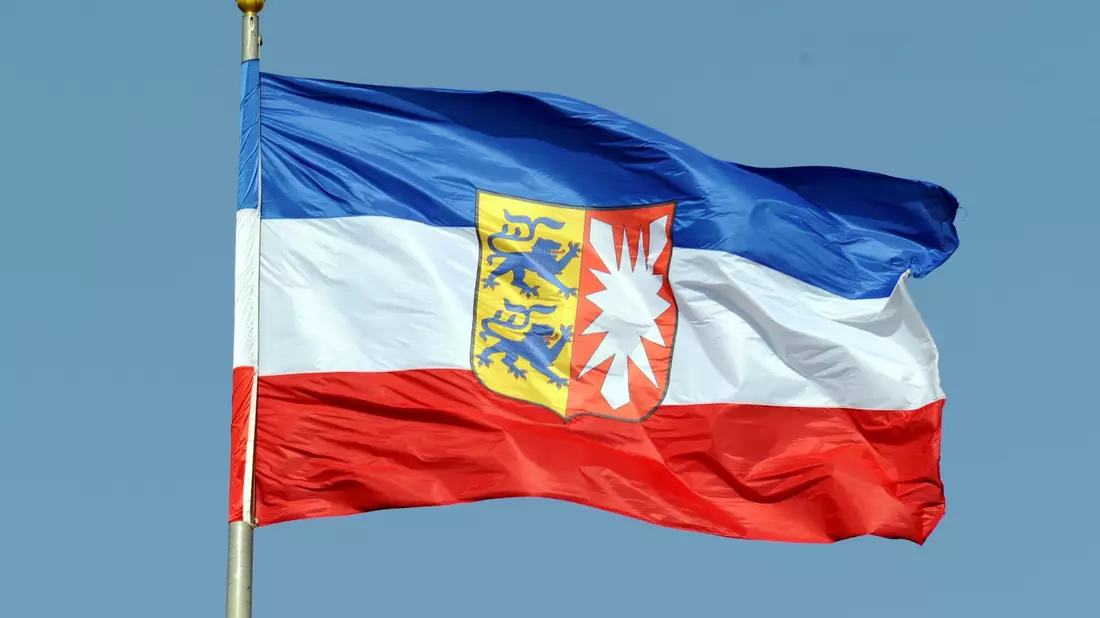 Die Landesfahne von Schleswig-Holstein: Das Bundesland möchte die Ukraine unterstützen. - Bild: Carsten Rehder/dpa