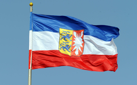 Die Landesfahne von Schleswig-Holstein: Das Bundesland möchte die Ukraine unterstützen. - Foto: Carsten Rehder/dpa