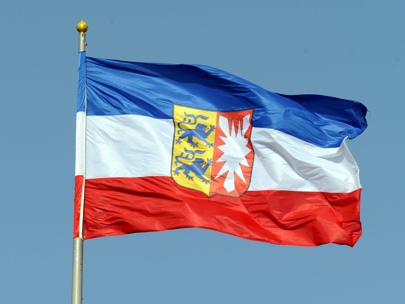 Die Landesfahne von Schleswig-Holstein: Das Bundesland möchte die Ukraine unterstützen. - Foto: Carsten Rehder/dpa