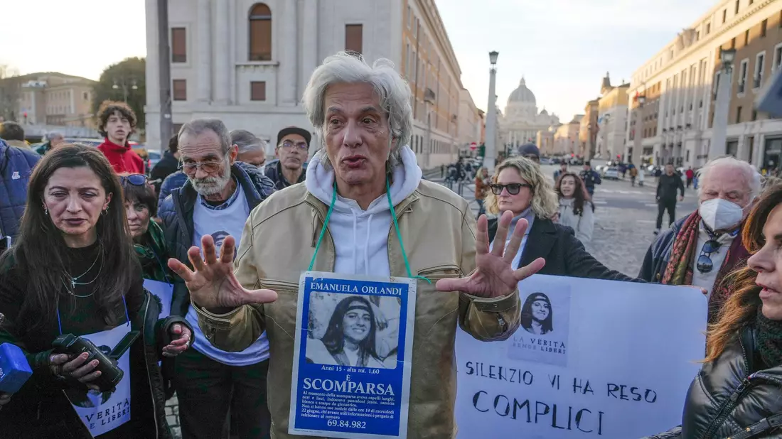 Bei einem Sit-in in der Nähe des Petersdoms hat Pietro Orlandi ein Bild seiner Schwester Emanuela umgehängt. - Bild: Gregorio Borgia/AP/dpa