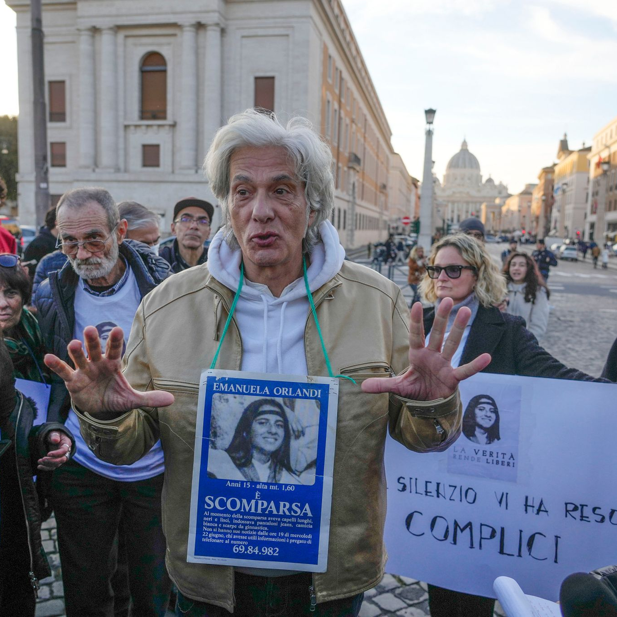 Bei einem Sit-in in der Nähe des Petersdoms hat Pietro Orlandi ein Bild seiner Schwester Emanuela umgehängt. - Foto: Gregorio Borgia/AP/dpa