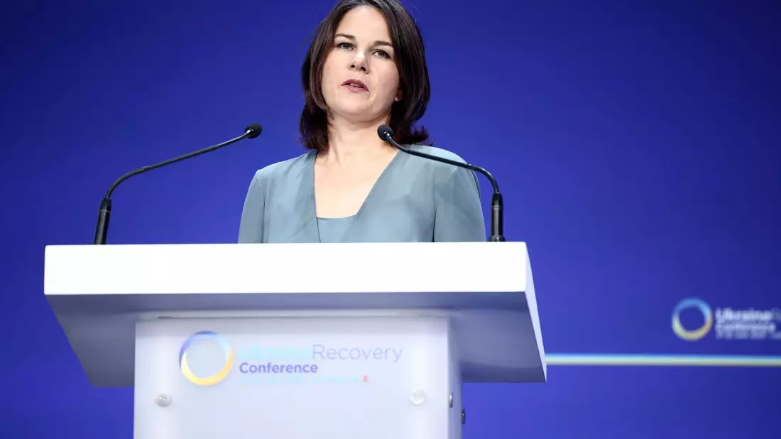 «Deutschlands Unterstützung ist felsenfest», sagt Bundesaußenministerin Annalena Baerbock mit Blick auf die Ukraine. - Bild: Henry Nicholls/Pool AFP/AP