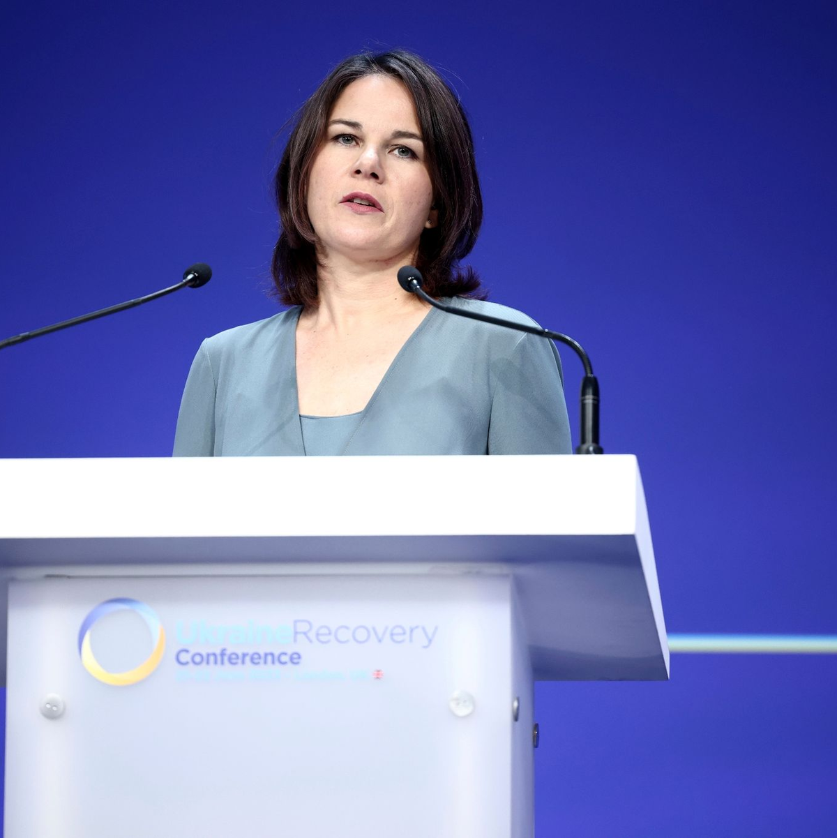 «Deutschlands Unterstützung ist felsenfest», sagt Bundesaußenministerin Annalena Baerbock mit Blick auf die Ukraine. - Foto: Henry Nicholls/Pool AFP/AP
