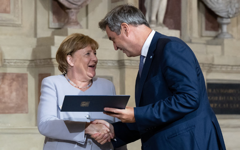 Markus Söder (CSU), Ministerpräsident von Bayern, verleiht Angela Merkel (CDU) den Bayerischen Verdienstorden. - Foto: Sven Hoppe/dpa