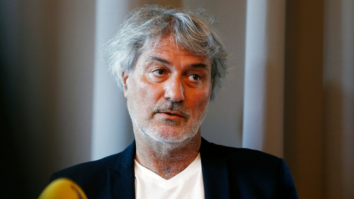 Dr. Paolo Macchiarini, Chirurg aus Italien, spricht während einer Pressekonferenz. Ein Berufungsgericht in Stockholm verurteilte den früheren Chirurgen zu einer Gefängnisstrafe. - Foto: Magnus Andersson/TT News Agency/AP/dpa