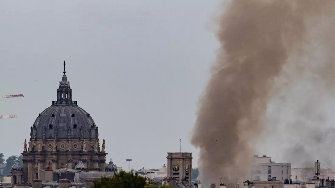 Rauch steigt aus einem Gebäude am Place Alphonse-Laveran in der Nähe des Doms des Val de Grace (l) in Paris auf. - Bild: Ian Langsdon/AFP/dpa