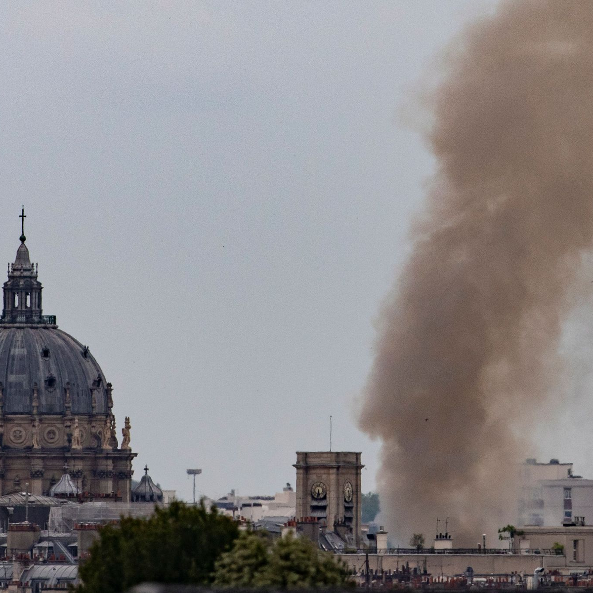 Rauch steigt aus einem Gebäude am Place Alphonse-Laveran in der Nähe des Doms des Val de Grace (l) in Paris auf. - Foto: Ian Langsdon/AFP/dpa