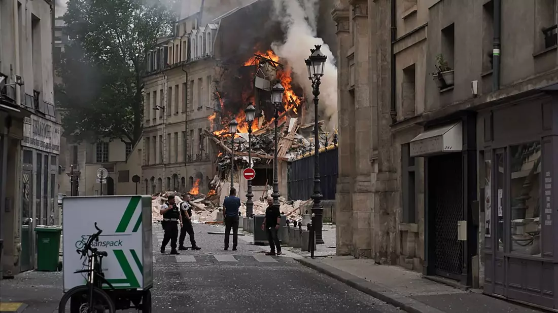 Nach einer Gasexplosion sind im Zentrum der französischen Hauptstadt mehrere Gebäude in Brand geraten. - Bild: Abdulmonam Eassa/AFP/dpa