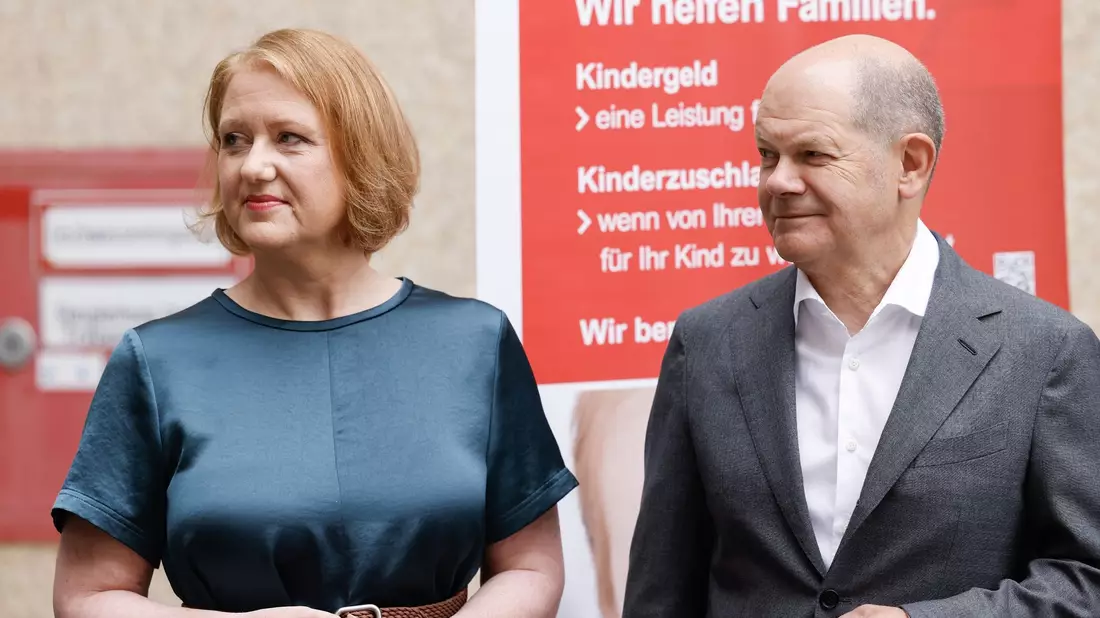 Bundeskanzler Olaf Scholz und Familienministerin Lisa Paus besuchen die Familienkasse Berlin-Brandenburg. - Bild: Odd Andersen/afp Pool/dpa