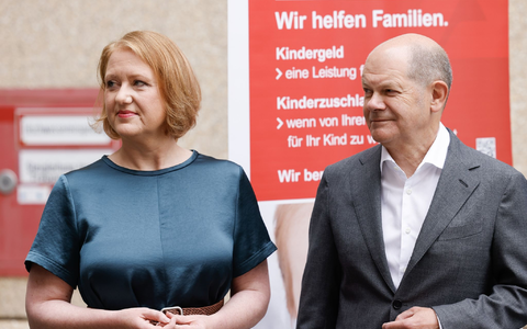 Bundeskanzler Olaf Scholz und Familienministerin Lisa Paus besuchen die Familienkasse Berlin-Brandenburg. - Foto: Odd Andersen/afp Pool/dpa