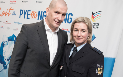 Claudia Pechstein und ihr Lebensgefährte Matthias Große: «Wir haben vor der Auseinandersetzung keine Angst.» - Foto: Jörg Carstensen/dpa/Archiv